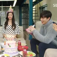 Ciuman menjadi salah satu hadiah ulang tahun Jun Ji Hyun dari Lee Min Ho di Legend of the Blue Sea. (Via: SBS)