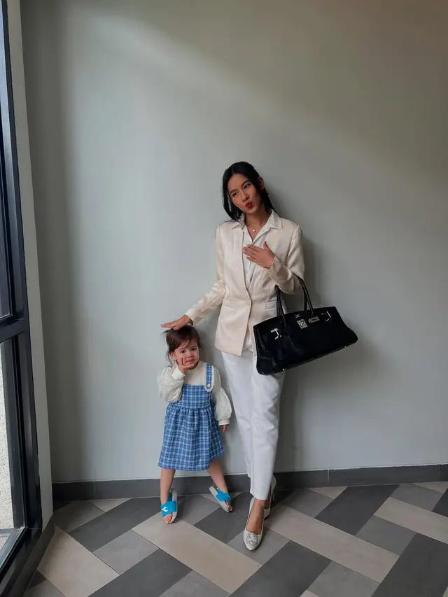 Gaya Clean Formal Shenina Cinnamon Momong Keponakan Sambil Jinjing Tas Hermes, Hadirkan Vibes ala Ibu Bekerja