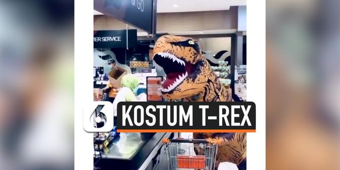 VIDEO: Cegah Covid-19, Belanja Pakai Kostum T-Rex