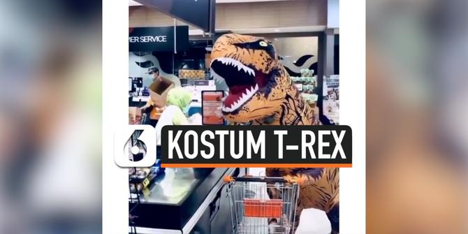 VIDEO: Cegah Covid-19, Belanja Pakai Kostum T-Rex