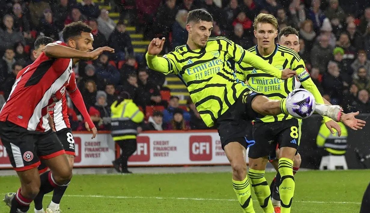 Pemain Arsenal, Kai Havertz, melepaskan tendangan saat melawan Sheffield United pada laga pekan 27 Premier League 2023/2024 yang dihelat di Bramall Lane, Selasa (5/3/2024). (AP Photo/Rui Vieira)