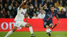  Pemain PSG Angel Di Maria (kanan) melakukan tembakan melewati pemain Olympique Marseille Jorge Pires da Fonseca Rolando (kiri) dalam lanjutan Liga 1 Perancis di Parc des Princes stadium,Paris, Minggu (04/10/2015). PSG menang 2-1. (EPA/Ian Langsdon)