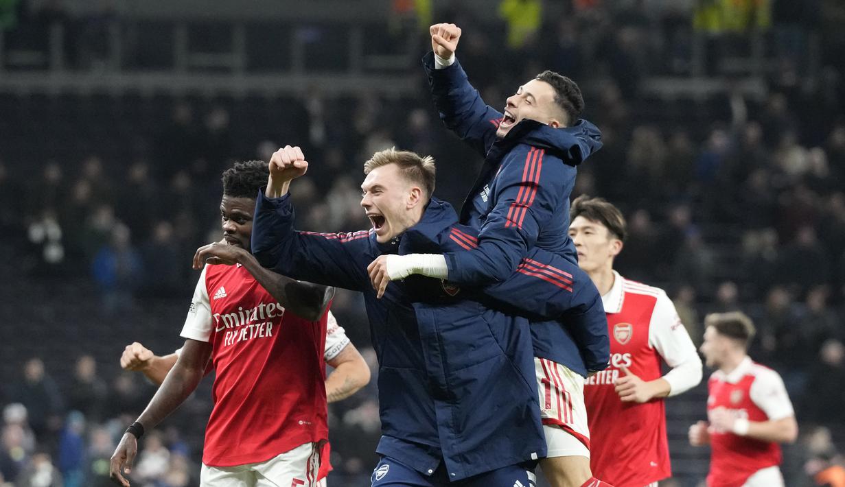 Para pemain Arsenal merayakan kemenangan atas Tottenham Hotspur usai pertandingan lanjutan Liga Inggris di Stadion Tottenham Hotspur di London, Inggris, Minggu (15/1/2023). Arsenal menang atas Tottenham dengan skor 2-0. (AP Photo/Frank Augstein)