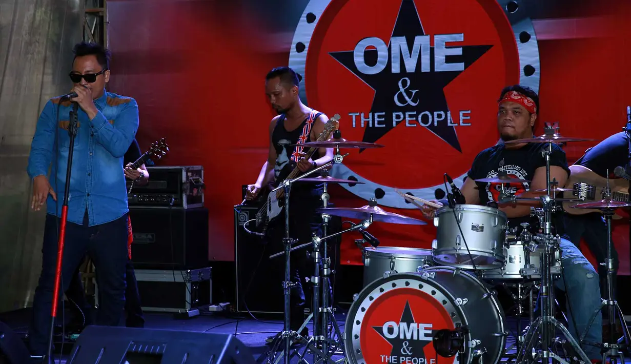 Ian Antono, George Tanasale, Zian (Mantan vocalis Zigas) Hendry (Funky Kopral), Auriec, Samuel, Dedy Delova dan masih banyak musisi tanah air yang membantu album Ome. (Deki Prayoga/Bintang.com)