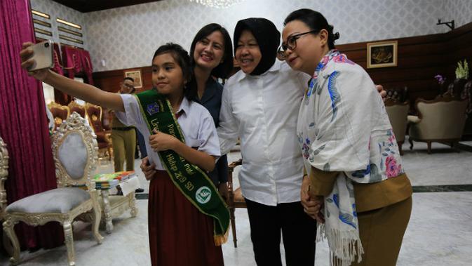 Sebanyak 60 siswa Finalis Pangeran dan Putri Lingkungan Hidup berkunjung ke kediaman Wali Kota Surabaya Tri Rismaharini. (Foto: Liputan6.com/Dian Kurniawan)