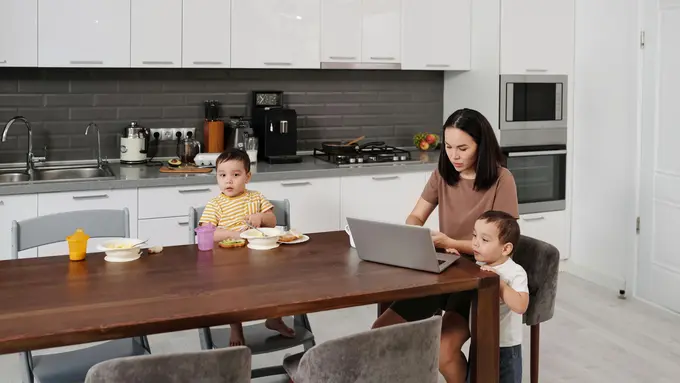 Ibu Selalu Menjadi Orang Pertama yang Dicari Anak? Begini Cara Membagi Peran Parenting Lebih Adil