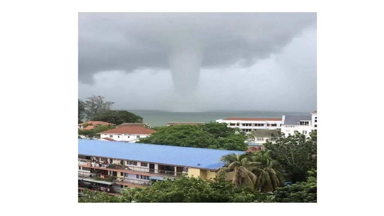 Tornado Terjang Penang, Malaysia Akibatkan Kerusakan Rumah Warga