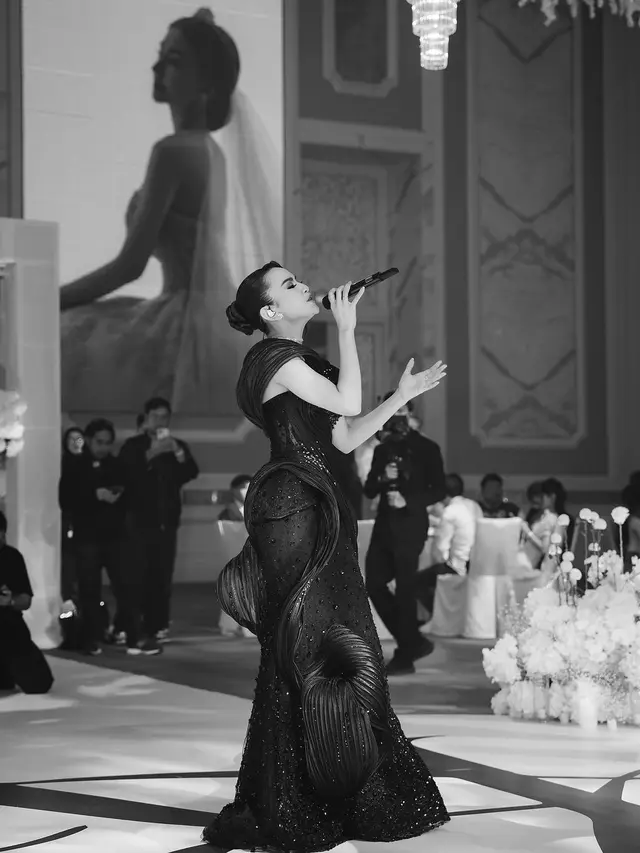 6 Gaya Pengantin Baru Mahalini Kembali Manggung usai Menikah, Tampil Anggun Dibalut Gaun Rancangan Desainer Pernikahannya