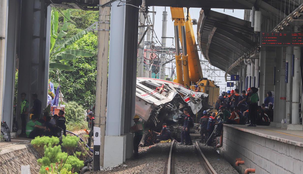 Proses evakuasi gerbong Kereta Rel Listrik (KRL) Commuter Line pasca-tabrakan Kereta Api Jarak Jauh (KAJJ) Argo Bromo Anggrek relasi Gambir-Surabaya Pasar Turi di Stasiun Bekasi Timur, Bekasi, Jawa Barat, Selasa (28/4/2026). (merdeka.com/Arie Basuki)