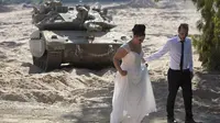 Sesi foto pre-wedding di berlatar tank di perbatasan israel-Gaza. (USA Today)