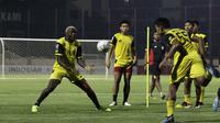 Pemain Bhayangkara FC, Herman Dzumafo, berusaha menangkap bola saat latihan di Stadion PTIK, Jakarta, Jumat (18/10). Jelang hadapi Tira Persikabo, Bhayangkara latihan tertutup. (Bola.com/Yoppy Renato)