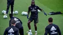 Bek Real Madrid, Ferland Mendy (tengah) mengumpan bola saat mengikuti sesi latihan tim di fasilitas olahraga Real Madrid City di Madrid (17/12/2019). Real Madrid akan bertanding melawan Barcelona dalam laga El Clasico di Nou Camp. (AFP/Javier Soriano)