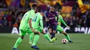 Pemain Barcelona, Arturo Vidal menendang bola saat leg kedua babak 16 besar Copa del Rey melawan Levante di Stadion Camp Nou, Kamis (17/1). Barcelona lolos ke perempat final Copa Del Rey usai menang 3-0 atas Levante. (AP/Manu Fernandez)