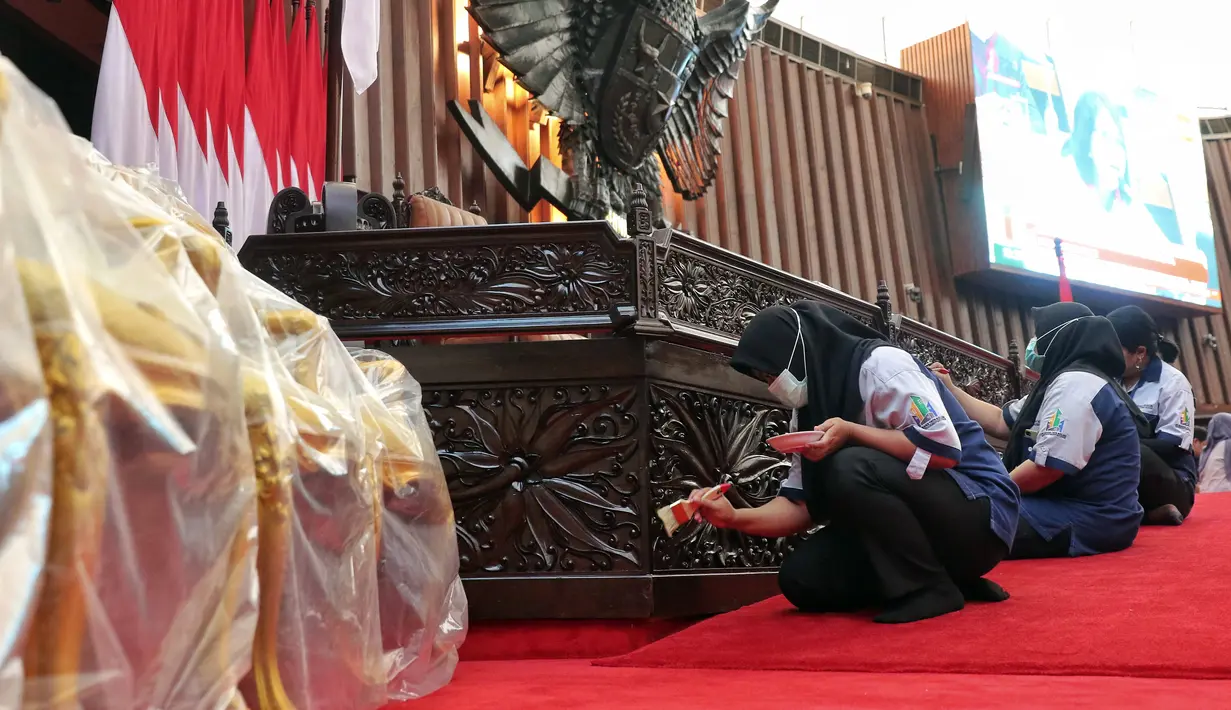 Petugas mempersiapkan Gedung Nusantara jelang sidang tahunan MPR, sidang bersama DPR-DPD, dan sidang paripurna DPR di Kompleks Parlemen, Jakarta, Kamis (11/8/2022). Presiden Joko Widodo atau Jokowi direncanakan akan hadir dan menyampaikan pidato dalam ketiga sidang tersebut. (Liputan6.com/Angga Yuniar)