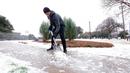 Joshua Lang menyekop es dari jalan umum yang mengarah ke taman lingkungan dekat rumahnya di Dallas, Texas, Amerika Serikat, 1 Februari 2023. Saat ini badai diprediksi bergerak ke arah timur. (AP Photo/Tony Gutierrez)