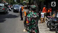 Petugas saat razia masker di kawasan Karang Tengah Lebak Bulus, Jakarta, Selasa (24/11/2020). Denda tersebut terkumpul sejak penerapan Peraturan Gubernur Nomor 51 tahun 2020 pada Juni 2020 lalu. (Liputan6.com/Faizal Fanani)
