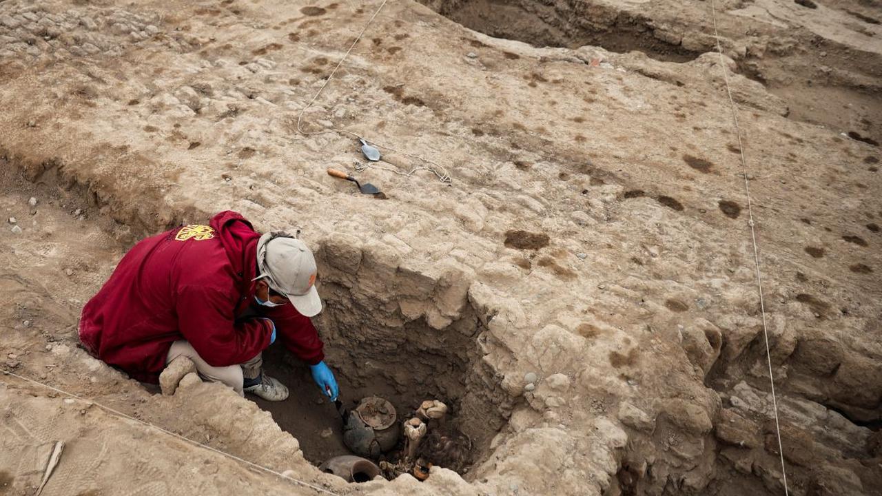Arkeolog Peru menemukan mumi berusia 1.000 tahun dalam penemuan terbaru di sebuah situs arkeologi yang terletak di lingkungan perumahan di ibu kota negara, Lima.