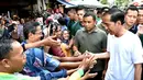 <p>Antusias masyarakat untuk bersalaman dengan Presiden Jokowi yang sedang menikmati suasana jelang pergantian tahun di kawasan Malioboro, Yogyakarta, Minggu (31/12). Jokowi tampak ditemani putra bungsunya, Kaesang Pangarep. (LIputan6.com/Biro Setpres)</p>