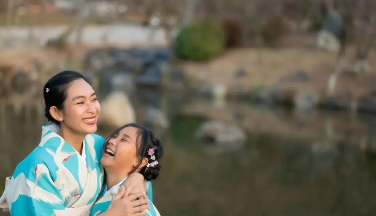 Happy Salma pun memulas wajahnya tanpa makeup berlebih. Ia hanya pulas lipstik merah yang mencolok [@happysalma]