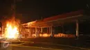 Sebuah truk tangki Pertamina terbakar ketika sedang bongkar muat di SPBU depan Asrama Haji, Jakarta, Jumat (18/12) dini hari. Peristiwa yang menghanguskan bangunan SPBU itu belum dapat diketahui penyebabnya. (Liputan6.com/Herman Zakharia)