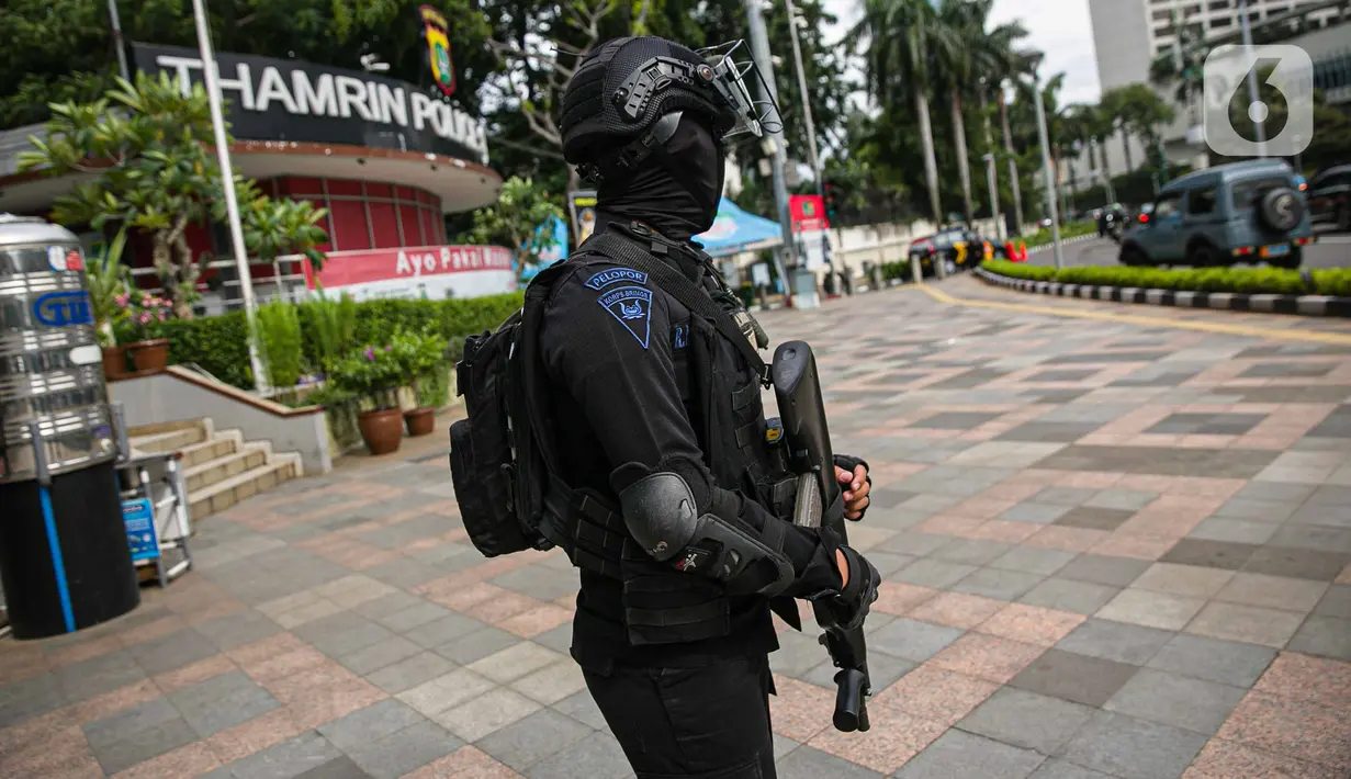 Petugas Brimob Polda Metro Jaya dengan senjata lengkap melakukan penjagaan di kawasan Bundaran HI, Jakarta, Kamis (1/4/2021). Pasca penyerangan yang terjadi di Mabes Polri, aparat kepolisian memperketat penjagaan dan pengamanan di ruang publik ibu kota. (Liputan6.com/Faizal Fanani)