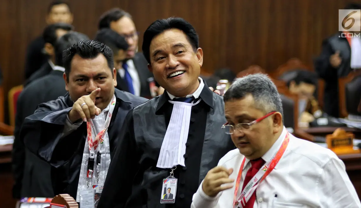 Ketua Tim Hukum Jokowi-Ma'ruf Amin, Yusril Ihza Mahendra (tengah) menghadiri sidang perdana sengketa Pilpres 2019 di Mahkamah Konstitusi (MK), Jumat (14/6/2019). Sidang itu memiliki agenda pembacaan materi gugatan dari pemohon, yaitu paslon 02 Prabowo Subianto-Sandiaga Uno. (Lputan6.com/Johan Tallo)