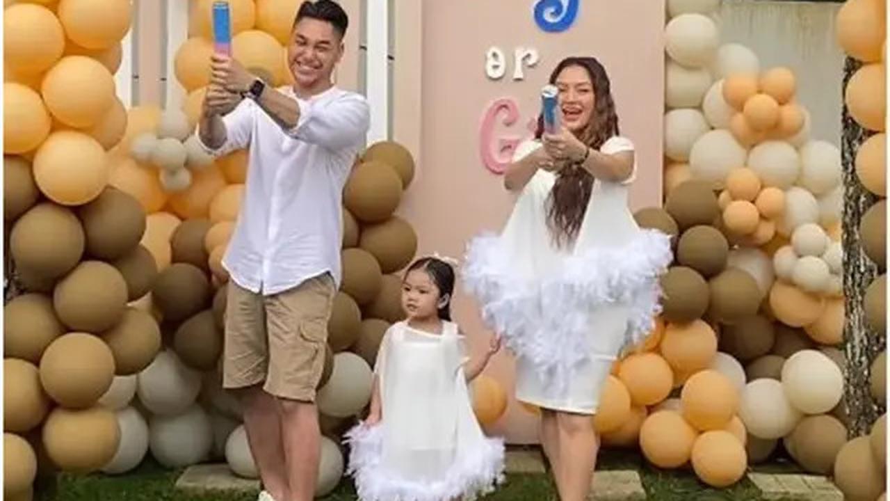 6 Potret Siti Badriah Umumkan Jenis Kelamin Anak Kedua di Gender Reveal