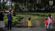 Sejumlah warga berekreasi di Taman Tabebuya, Jagakarsa, Jakarta, Kamis (14/3). Dinas Kehutanan DKI Jakarta menganggarkan Rp 130 miliar untuk membangun 53 Taman Maju Bersama (TMB) di tahun 2019. (Liputan6.com/Faizal Fanani)