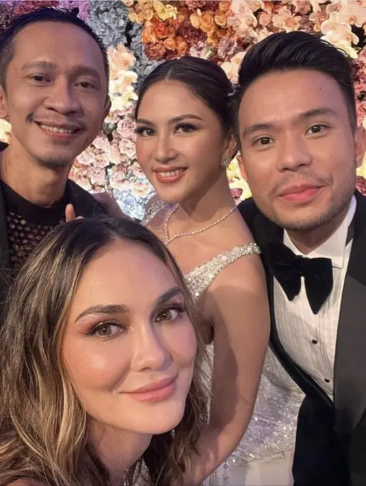 Tak terlihat jelas apa yang digunakan oleh Luna Maya, namun gaya makeup dan rambut wavy menampilkan kesan mewah tersendiri.  [Foto: Instagram/ Luna Maya]