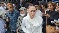 Tangis Inul Daratista di Pemakaman Titiek Puspa: Beliau Sudah Seperti Ibu Saya
