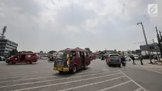 Suasana lalu lintas di persimpangan Terminal Pulo Gadung, Jakarta, Rabu (5/9). Tiadanya jembatan penyeberangan orang (JPO) dan lampu merah mengancam keselamatan pejalan kaki dan pengendara. (Merdeka.com/Iqbal Nugroho)