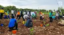 Karyawan dibantu masyarakat sekitar menanam 3.500 pohon pisang cavendish di Kawasan Pabrik Tuban, Jawa Timur, (22/4). Kegiatan dalam mengoptimalsasi lahan pasca tambang digelar dalam rangka memperingati Hari Bumi 2019. (Liputan6.com/Pool/Semen Indonesia)