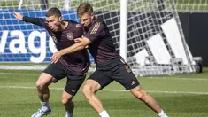 Bek timnas Jerman Robin Gosens (kiri) dan gelandang Joshua Kimmich mengambil bagian dalam sesi latihan di Kampus DFB (Asosiasi Sepak Bola Jerman) di Frankfurt, Kamis (22/9/2022). Jerman bakal adu kekuatan dengan Hongaria dalam lanjutan laga Grup C UEFA Nations League 2022 di Stadion Olimpiade Berlin, Sabtu (24/9) dini hari WIB. (Photo by ANDRE PAIN / AFP)