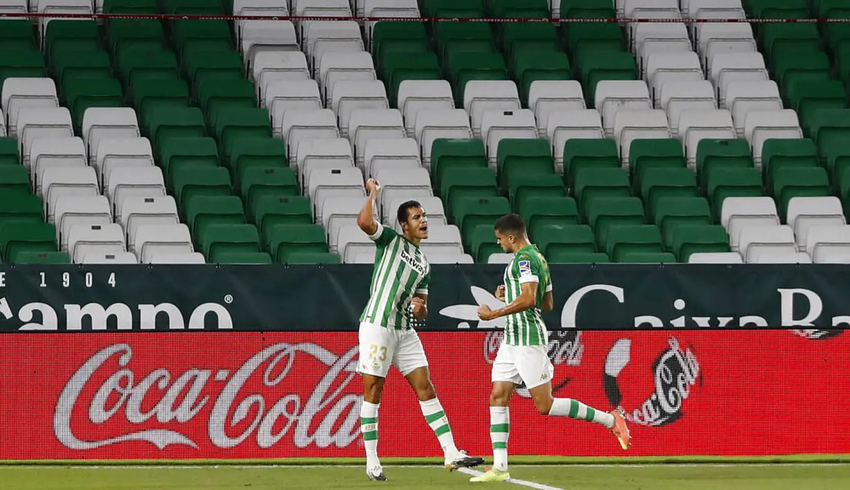 Pemain Real Betis, Aissa Mandi, melakukan selebrasi usai mencetak gol ke gawang Real Madrid pada laga La Liga di Stadion Benito Villamarin, Minggu (27/9/2020). Real Madrid menang dengan skor 3-2. (AP Photo/Angel Fernandez)