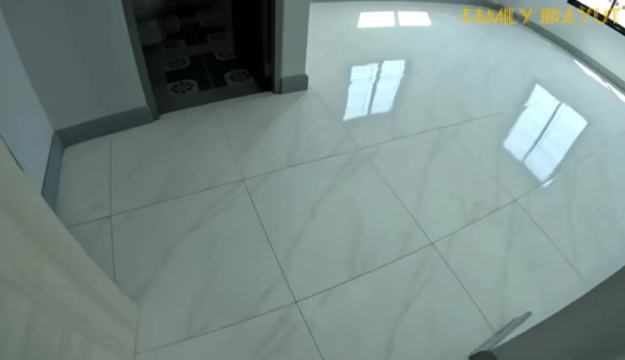 Meski tak begitu besar, tapi rumah hasil kerja keras Jirayut ini terlihat sangat nyaman. Potret berikut kamar Jirayut tampak luas juga dilengkapi dengan kamar mandi. [Youtube/FAMILY JIRAYUT]