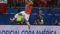 Bintang Timnas Chile, Alexis Sanchez, merayakan gol yang dicetaknya ke gawang Ekuador dalam laga kedua Grup C Copa America 2019, Sabtu (22/6/2019) pagi WIB. Chile menang 2-1 dalam laga tersebut dan memastikan diri melangkah ke perempat final. (AFP/Juan MABROMATA)