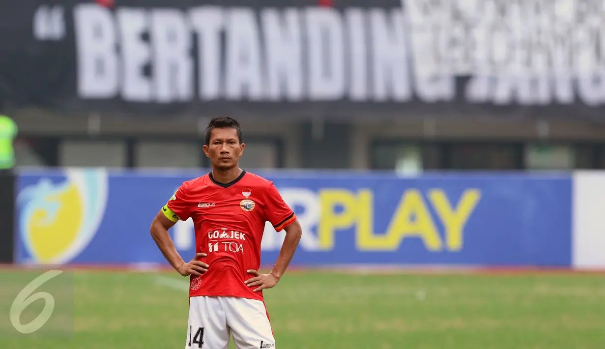 Kapten tim Persija, Ismed Sofyan termangu saat laga melawan Mitra Kukar pada lanjutan Liga 1 Indonesia di Stadion Patriot Candrabhaga, Bekasi, Minggu (14/5). Laga kedua tim berakhir imbang 1-1. (Liputan6.com/Helmi Fithriansyah)