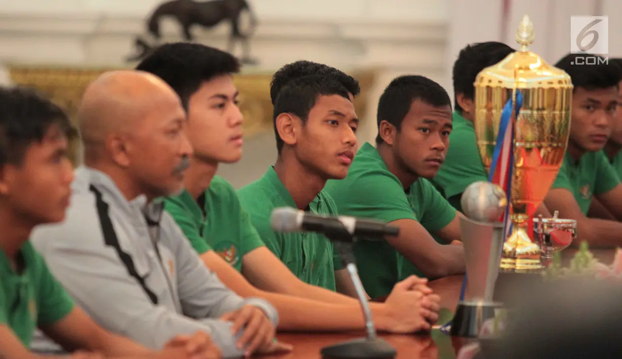 Skuad Timnas Indonesia U-16 bertemu Presiden Joko Widodo (Jokowi) di Istana Merdeka, Jakarta, Kamis (4/10). Jokowi mengapresiasi perjuangan Timnas U-16 yang melaju sampai perempat final Piala Asia U-16 2018 di Malaysia. (Liputan6.com/Angga Yuniar)