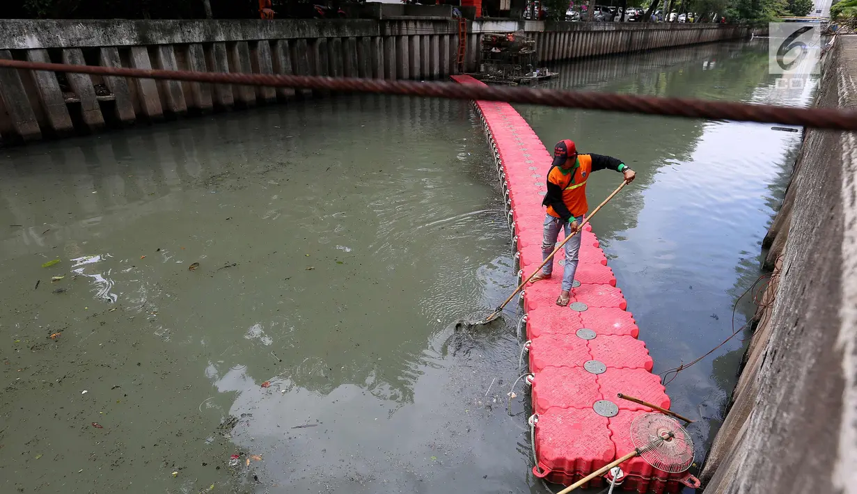 Petugas kebersihan mengambil sampah di kali Cideng, Jakarta, Senin (4/12). Membersihkan kali tersebut dilakukan rutin dikarenakan musim hujan dan mengantisipasi banjir yang kemungkinan bisa terjadi. (Liputan6.com/JohanTallo)