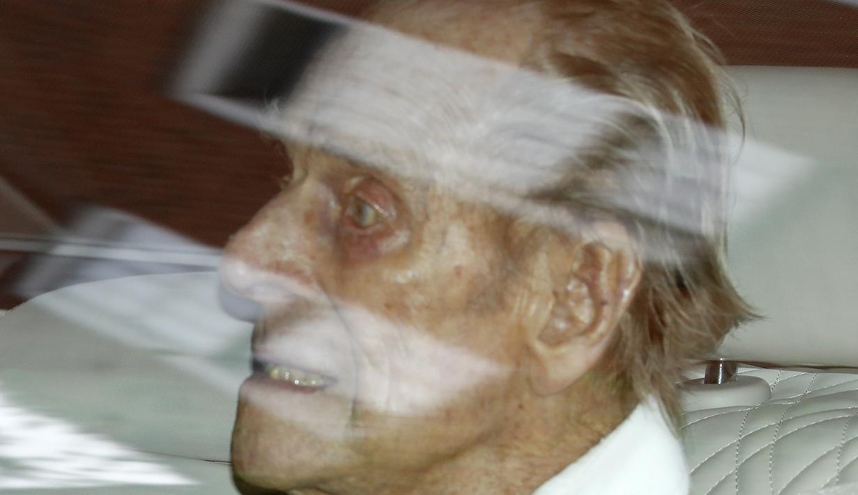 Pangeran Philip dari Kerajaan Inggris meninggalkan rumah sakit Prince Edward VII di London, Selasa (116/3/2021). Suami Ratu Elizabeth II yang berusia 99 tahun tersebut dirawat di rumah sakit pada 16 Februari terkait infeksi dan operasi jantung. (AP Photo/Alastair Grant)