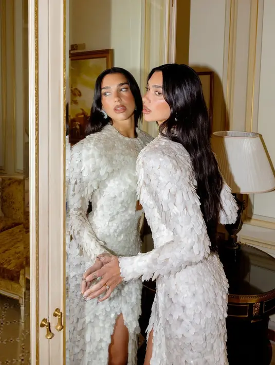 Koleksi couture musim semi 2024 Schiaparelli, yang menjadi inspirasi busana Dua, dipresentasikan pada Januari 2024 dan dipenuhi sentuhan sinematik khas Hollywood. Sang direktur kreatif, Daniel Roseberry, mengangkat tokoh-tokoh ikonik seperti Ellen Ripley dari film Alien, hingga mengeksplorasi tema limbah elektronik dan bentuk tubuh ala couture klasik seperti pinggang jam pasir dari Charles James hingga konstruksi dramatis à la Cristóbal Balenciaga. [@dualipa].