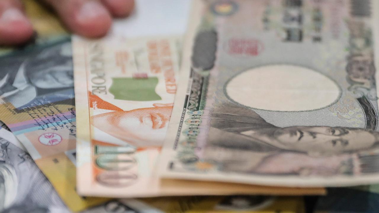 Akibat runtuhnya nilai mata uang Bath, arus modal investor mengalir deras keluar dari Thailand.&nbsp;