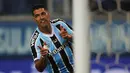 Stiker Gremio Luis Suarez berselebrasi setelah mencetak gol ke gawang Sao Luiz pada ajang Recopa Gaucha di stadion Arena do Gremio di Porto Alegre, Brasil, Selasa (17/1/2023). Mantan penyerang Barcelona hingga Liverpool itu membuka keran golnya di menit kelima saat bersua Sao Luiz. (SILVIO AVILA / AFP)