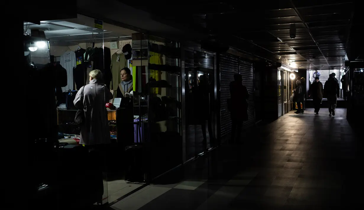 Lampu kemah menerangi toko-toko bawah tanah selama pemadaman listrik di Kiev, Ukraina, 8 November 2022. Ukraina mengklaim bahwa Rusia sengaja menargetkan infrastruktur energi. (AP Photo/Bernat Armangue)