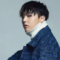 Setelah ditelusuri ternyata ankle protector yang dikenakan G-Dragon bukan karena dirinya cedera, tapi sedang menjalani pelatihan keselamatan. (Foto: Soompi.com)