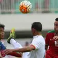 Pemain depan Timnas Indonesia U-22, Ezra Walian (kanan) berebut bola dengan pemain Myanmar saat laga persahabatan di Stadion Pakansari, Kab Bogor, Selasa (21/3). Timnas Indonesia U-22 kalah 1-3 dari Myanmar. (Liputan6.com/Helmi Fithriansyah)