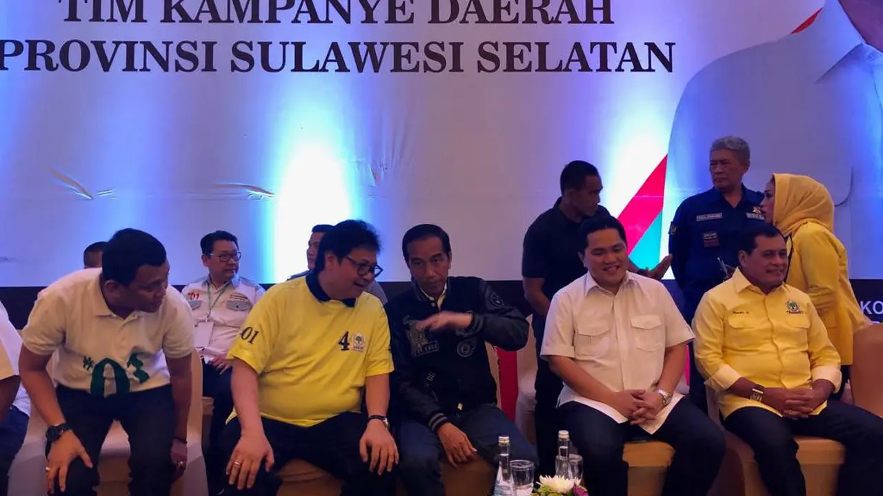 Presiden Jokowi dan Ketua Umum DPP Partai Golkar Airlangga Hartarto menghadiri konsolidasi akbar tim pemenangan Golkar di Makassar. (Istimewa)