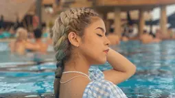 Selain bereksperimen dengan makeup, gadis kelahiran 26 Agustus 2002 kini sedang mencoba-coba untuk mengubah gaya rambutnya. Warna pirang ke abu-abuan atau ash blonde pun menjadi pilihan Jharna. (Liputan6.com/IG/jharnabhagwani)