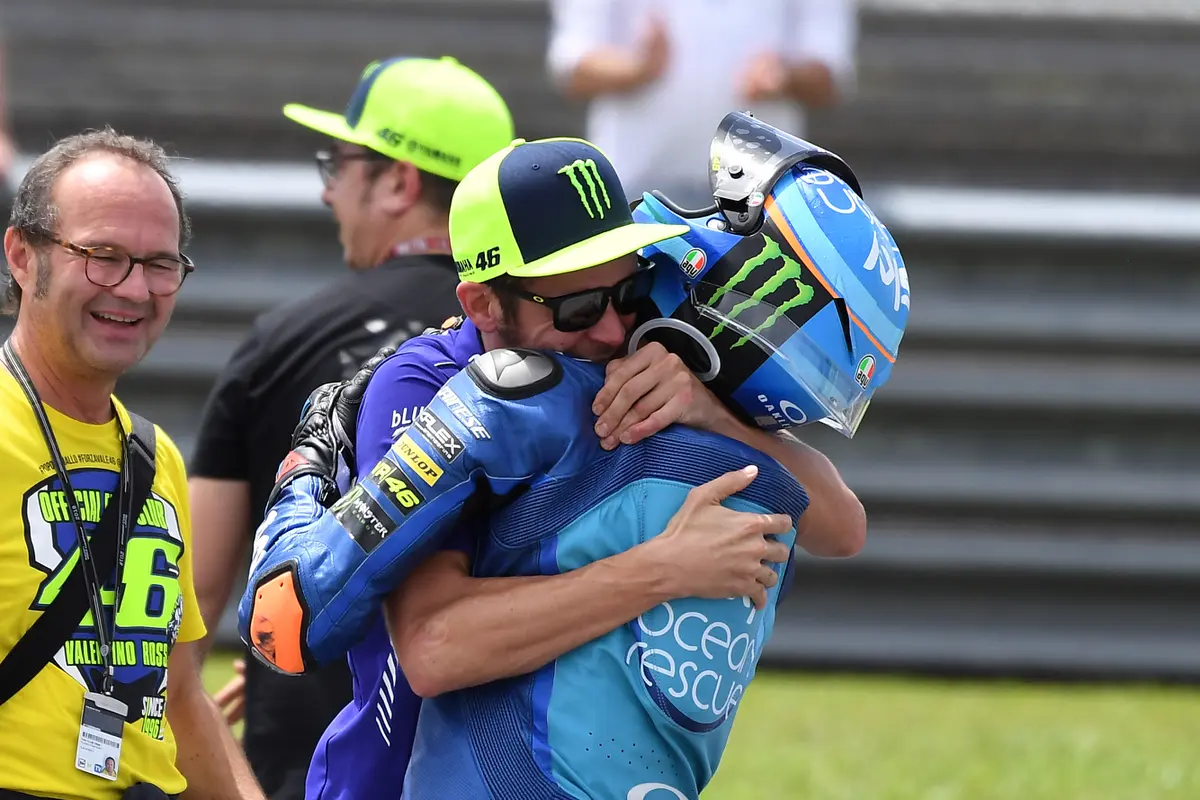 Valentino Rossi Peluk Luca Marini