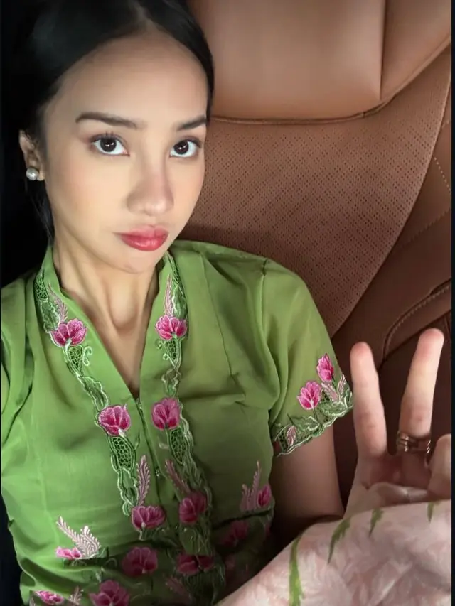 Pancarkan Pesona Kecantikan Indonesia, Gaya Anya Geraldine dalam Balutan Kebaya Encim Hijau Matcha